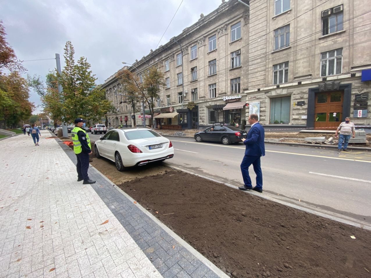 В Кишиневе водитель припарковался в зоне для зеленых насаждений