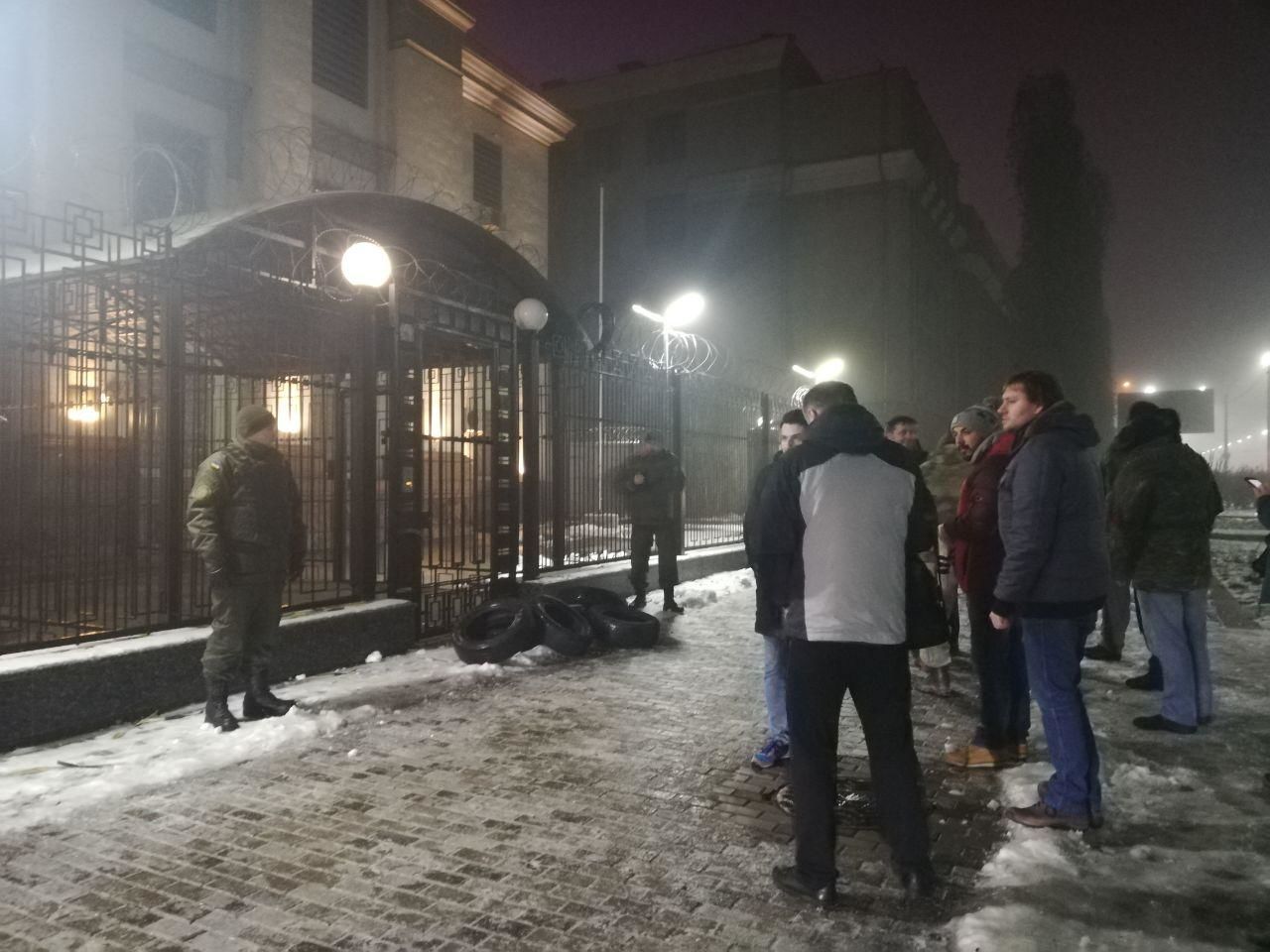 Активисты принесли шины под посольство России в Киеве