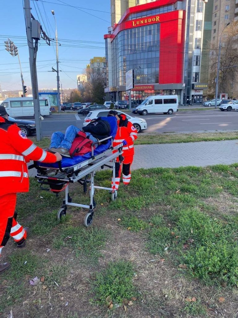 В Кишиневе карабинеры помогли мужчине, которому стало плохо на остановке