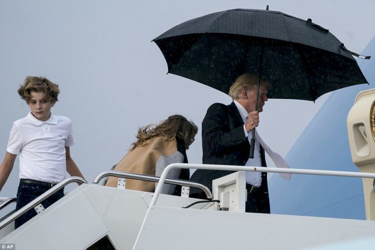 Gestul lipsit de cavalerism al lui Trump. Se acoperă cu o umbrelă în timp ce soţia şi fiul său stau în ploaie