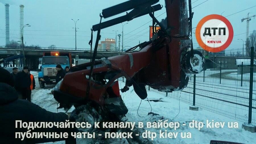 В Киеве автомобиль врезался в отбойник на высокой скорости
