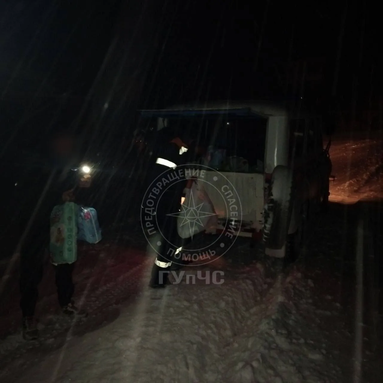 В Григориопольском районе семья с младенцем час провела в застрявшей в снегу машине