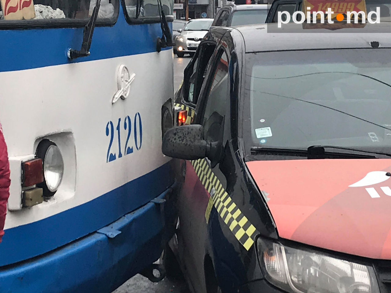 Un troleibuz și o mașină de taxi s-au ciocnit în centrul Capitalei