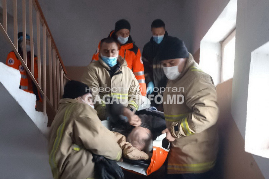 На помощь «скорой»: в Вулканештах спасатели помогли госпитализировать мужчину