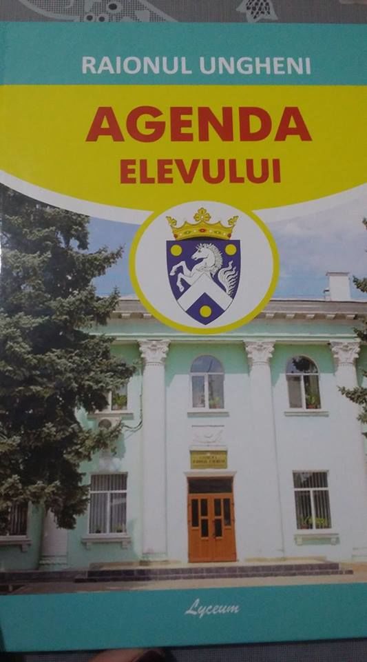 Campanie electorală? Elevii din Strășeni și Ungheni au primit agende cu președinții de raioane