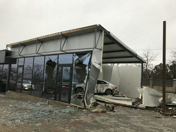 Молодой водитель протаранил магазин вблизи села Кетросу