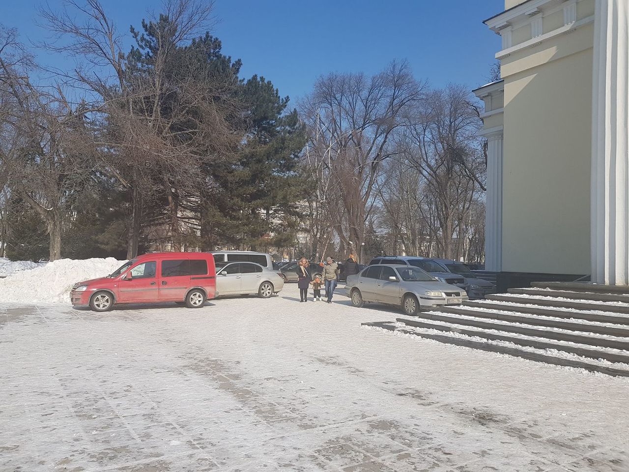 Parcul Catedralei s-a transformat în parcare. Cum și-au lăsat mașinile șoferii care s-au dus la liturghie