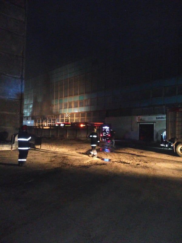 С огнем на заводе "Мезон" боролись 55 пожарных