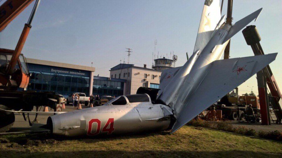 В аэропорту Кемерово рабочие уронили и сломали самолет пополам