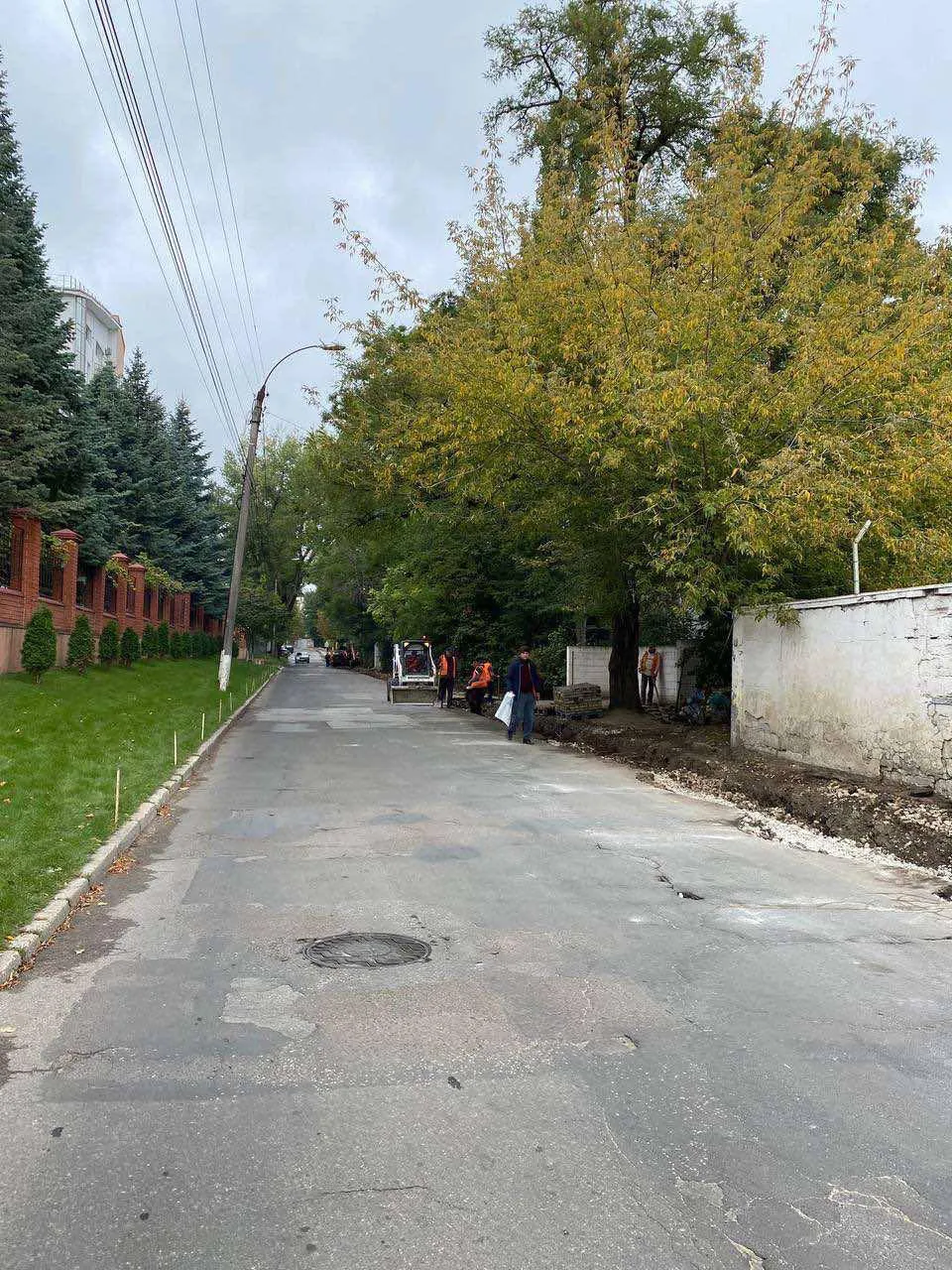 На улице Владимира Короленко ремонтируют тротуары