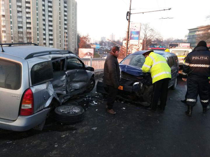 Accident matinal pe podul Ismail. O maşină a ajuns pe contrasens şi a intrat frontal în alta