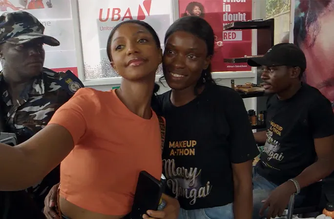 O artistă de make-up din Africa a realizat 111 machiaje în 24 de ore și a stabilit un record