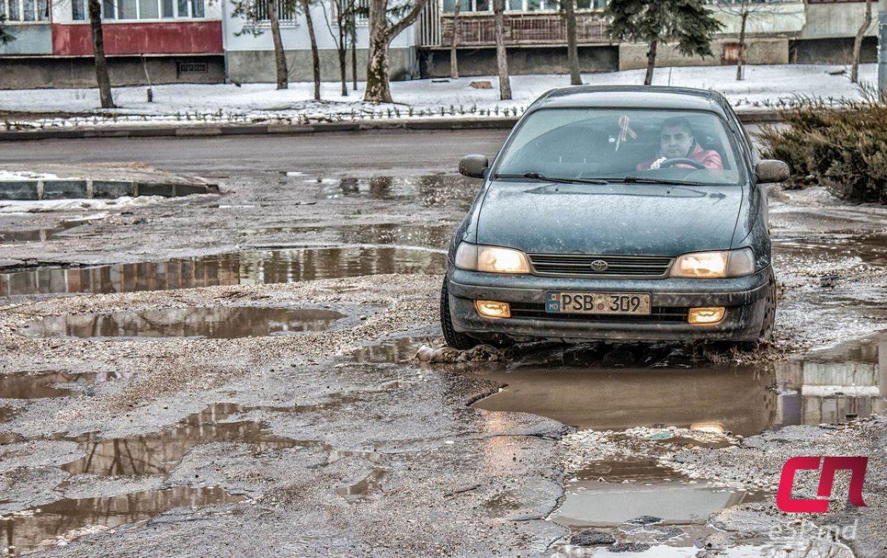 Парковка у автовокзала в Бельцах утопает в грязи