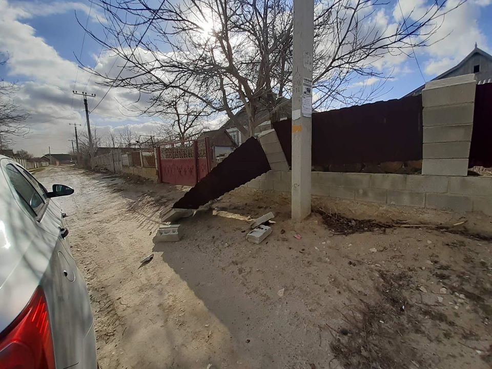 Сильный ветер нанёс разорительный ущерб по всей стране