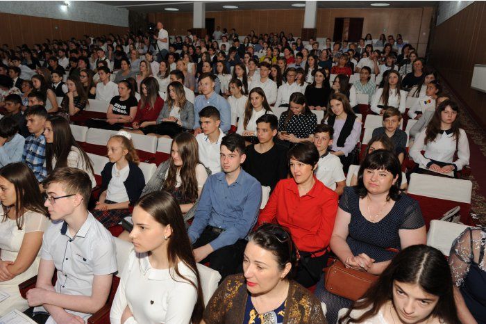 Филип вручил грамоты победителям школьных олимпиад