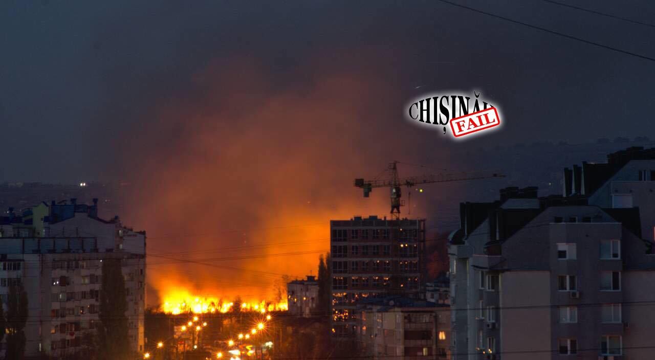 На Старой Почте вблизи жилых домов загорелся сухостой