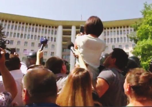 Poza zilei: Maia Sandu a fost ridicată în brațe de protestatari