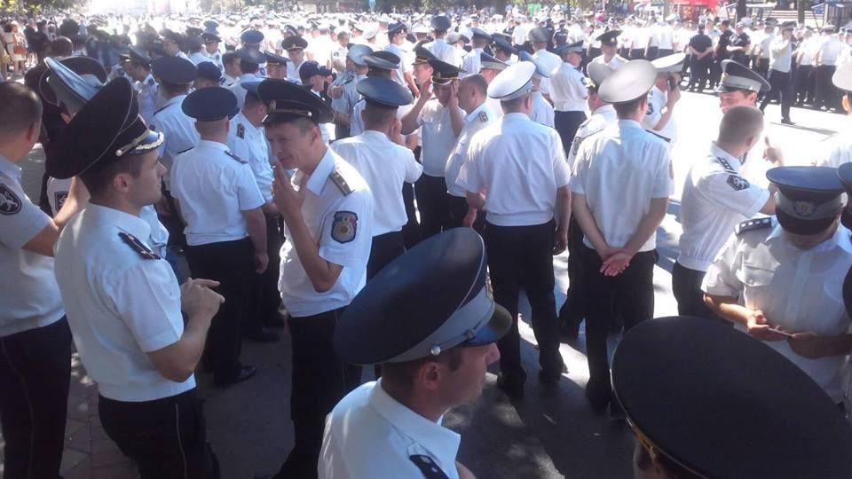 Полицейского застали за курением в общественном месте