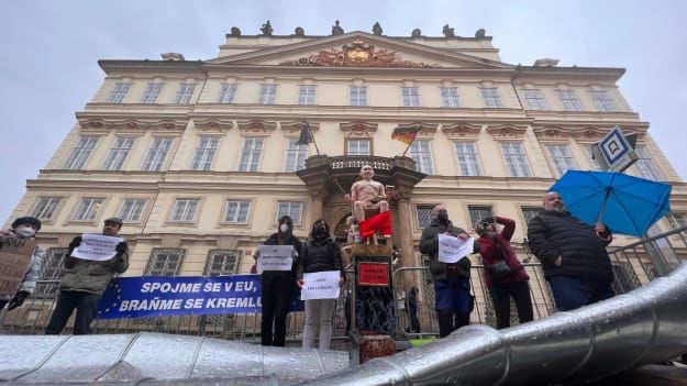 Чешские активисты "похоронили" "Северный поток - 2" перед посольством Германии в Праге