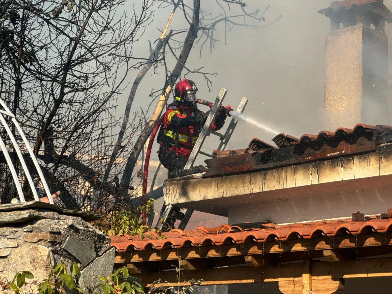 Pompierii moldoveni trimiși în Grecia au salvat trei persoane