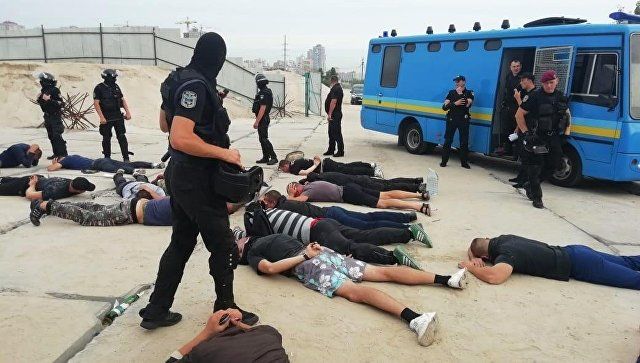 В Киеве возле стройки задержали около 40 человек с дубинками и оружием