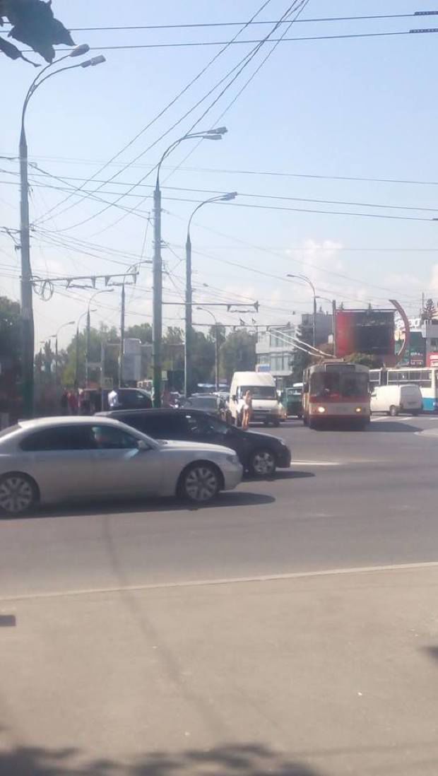 Două vehicule s-au accidentat în plin într-un sector din Capitală. Acum, traficul rutier se desfășoară doar pe o bandă