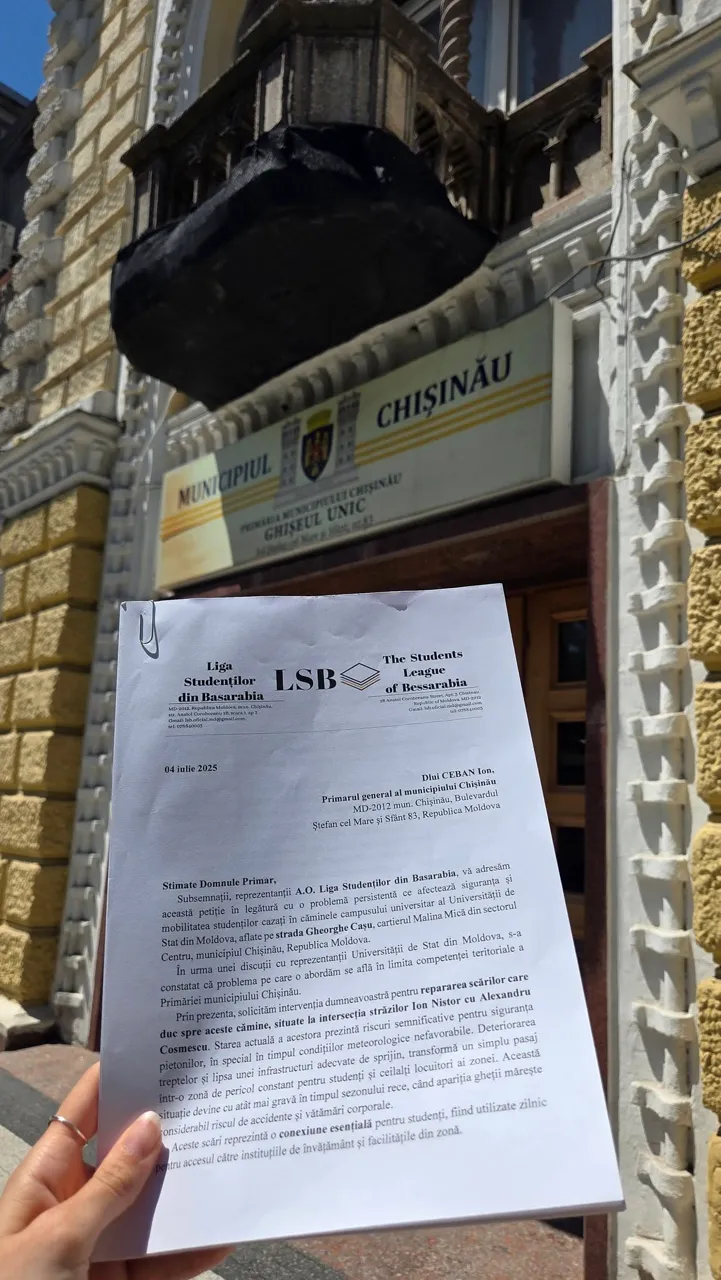 Studenții cer repararea scărilor din apropierea complexului Gheorghe Cașu