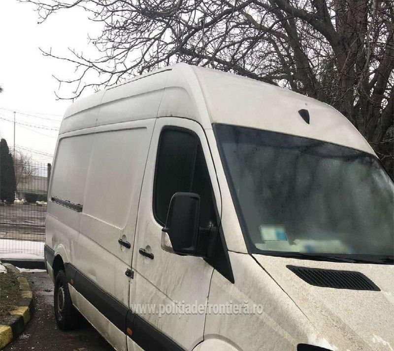 Молдаванина задержали на КПП "Албица" из-за украденного в Италии микроавтобуса