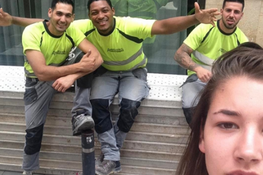 O tânără a făcut selfie-uri cu bărbaţii care au hărţuit-o pe stradă: Care au fost reacţiile