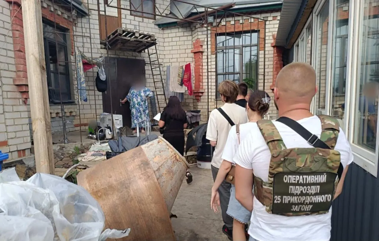Гражданин Молдовы пытался вывезти в грузовике с мебелью 10 украинцев