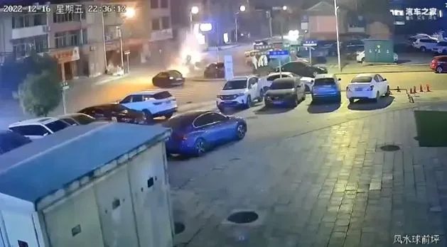 В Китае у внедорожника на ходу сорвало крышу из-за утечки газа из баллона