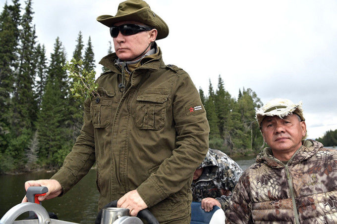 Vladimir Putin a intrat în campanie electorală? A pescuit iar la bustul gol în Siberia
