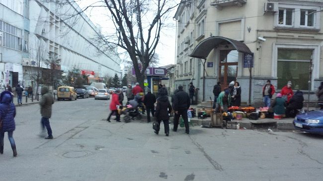 У Центрального рынка вновь появились торговцы-нелегалы