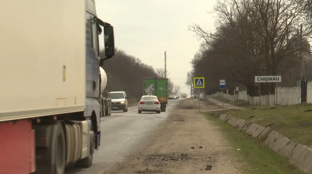 Дорога на въезде в Кишинёв разрушена: водители вынуждены снижать скорость до 20 км/ч