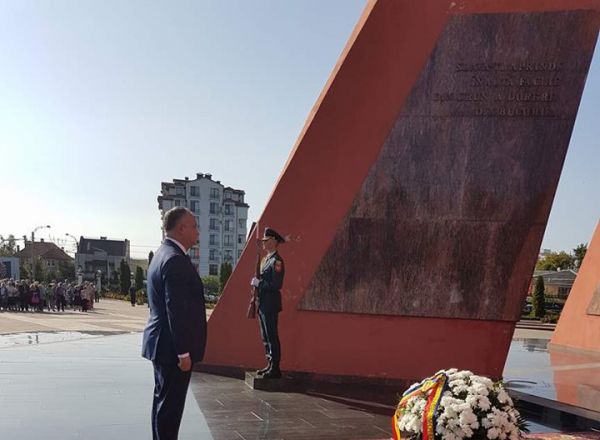 Игорь Додон возлагает цветы у Вечного огня по случаю освобождения Молдовы