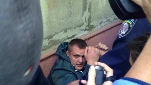 В Одессе возле суда распылили слезоточивый газ