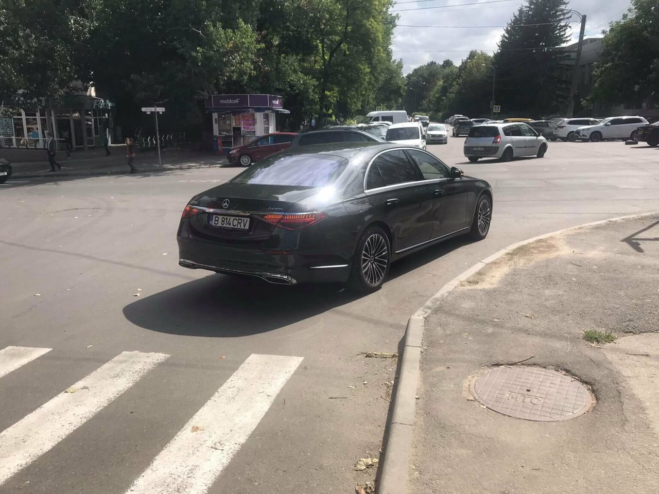 В Кишиневе Mercedes с румынскими номерами припарковался прямо на перекрестке