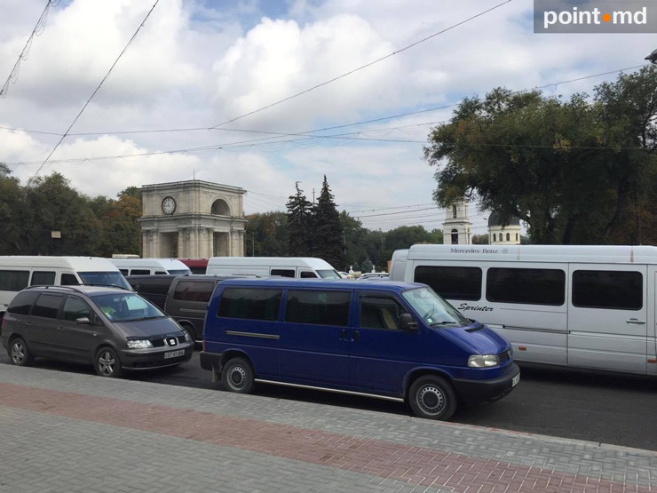 В центре Кишинева в знак протеста припарковали десятки микроавтобусов