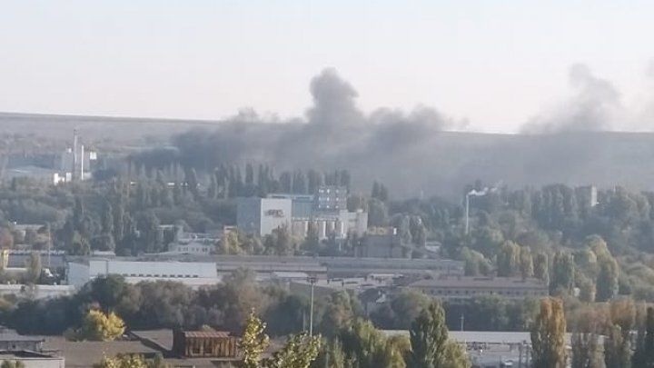 На Чеканах произошел пожар: с огнем борются 40 спасателей