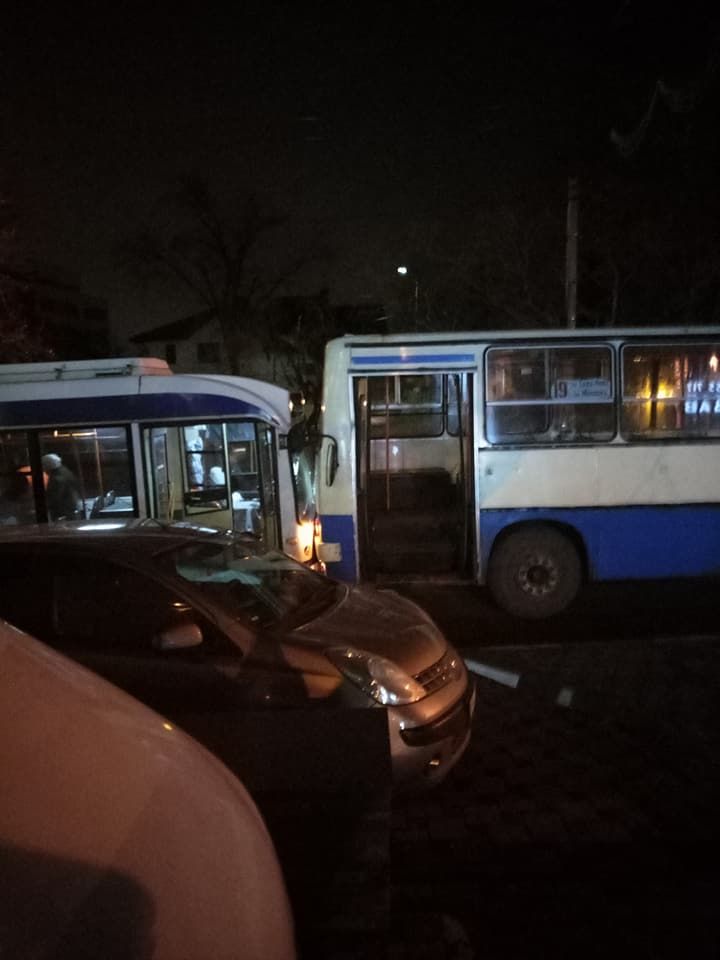 Nervi și ambuteiaje în sectorul Râșcani din cauza unui accident între un autobuz și un troleibuz