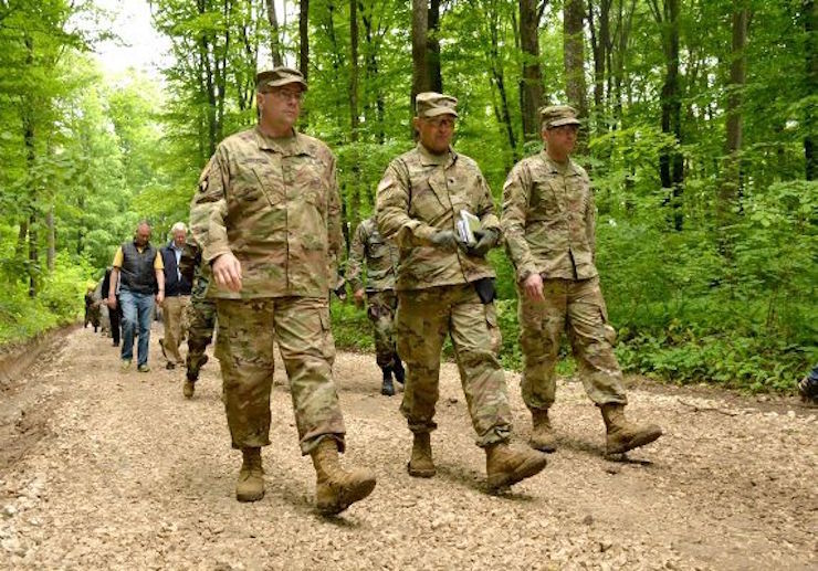 Молдавские и американские военнослужащие отремонтировали дорогу к монастырю Цигэнешть