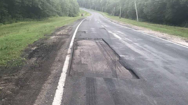 Au frezat asfaltul și au uitat să îl mai asfalteze. Mașinile își sparg roțile
