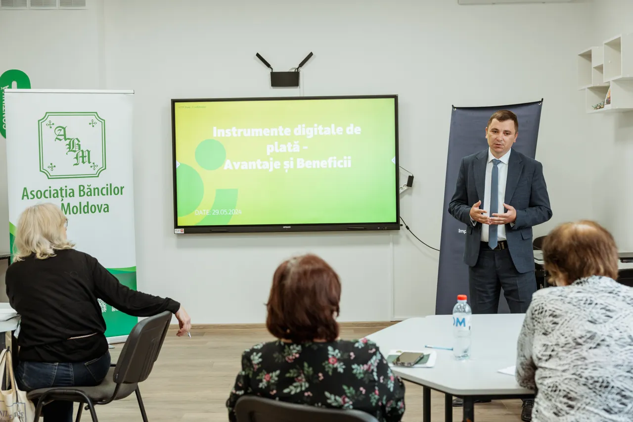 #БезНаличных: Пожилые люди «получают цифровое образование» в университете
