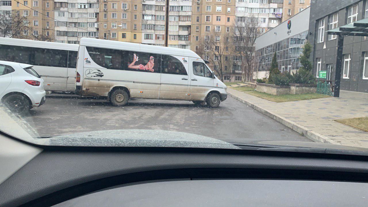Детей привезли в Tekwill на маршрутке с разбитым стеклом и изображением полуголой женщины