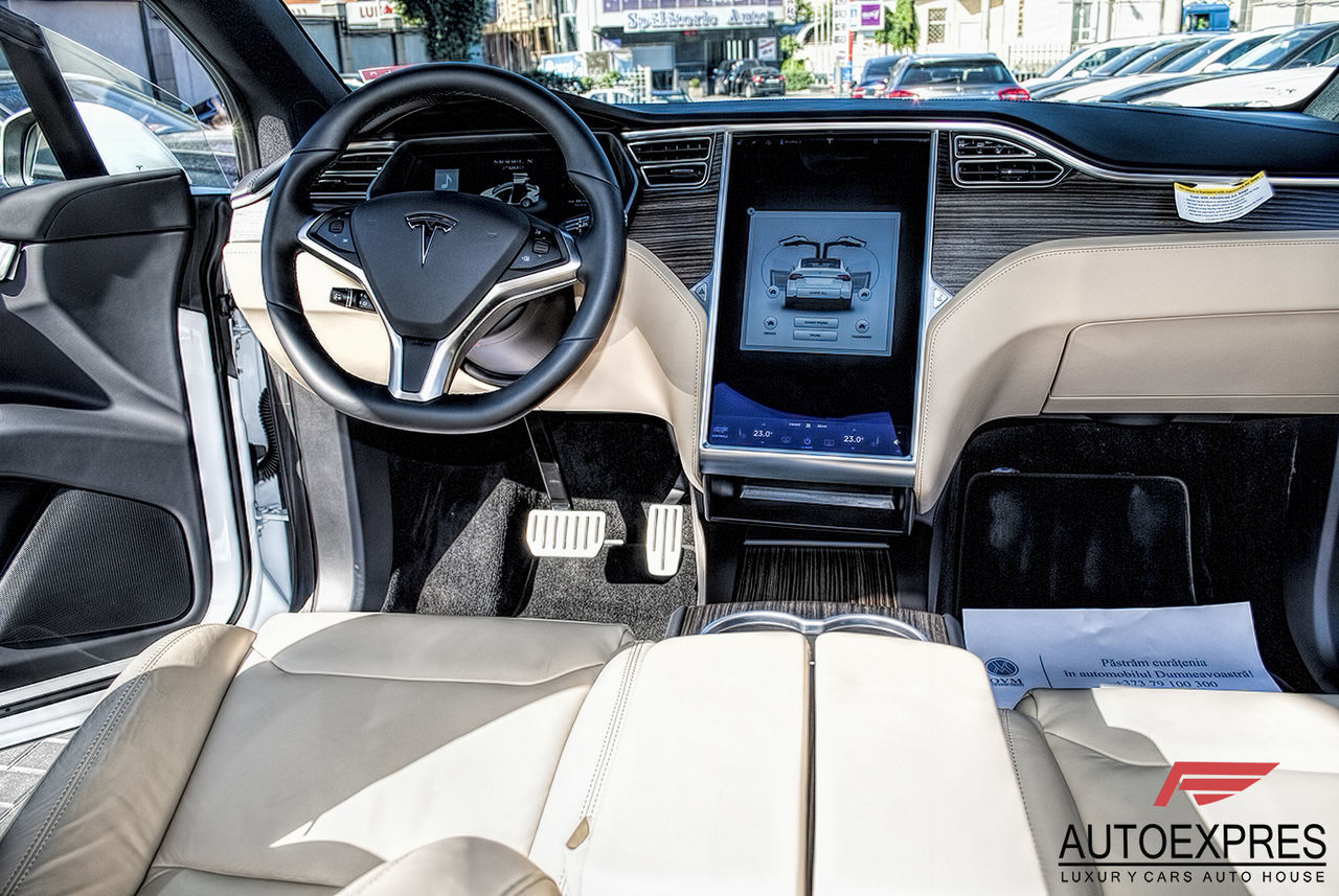 В Молдове выставили на продажу новую Tesla Model X