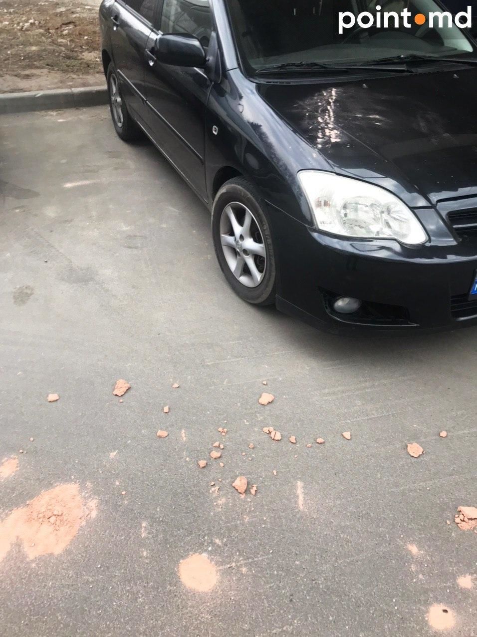 Облицовка станции канатной дороги повредила припаркованный автомобиль