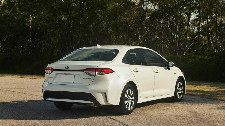 Toyota презентовала экономичный гибрид Corolla