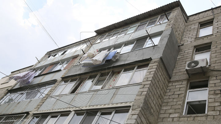В многоэтажке на Буюканах во время дождей затапливает квартиры и подъезды