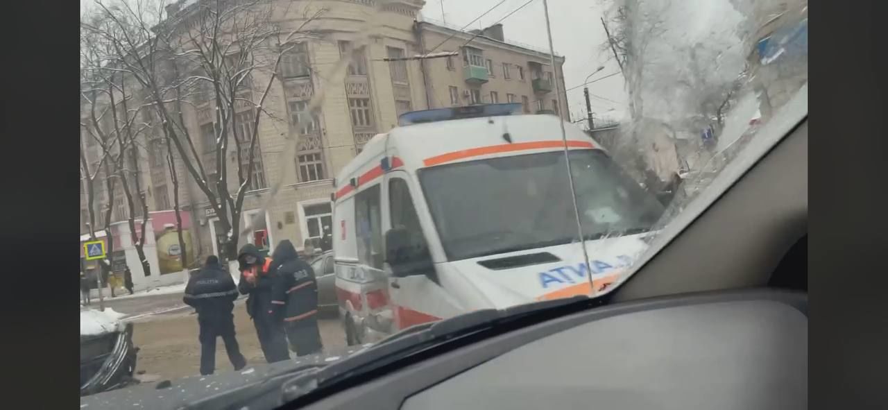 В центре Кишинева произошло ДТП с участием машины скорой помощи