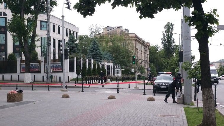Сообщение о бомбе в посольстве России в Молдове оказалось ложным